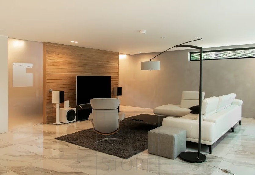 Led-valaistus olohuoneessa kattospoteilla ja irtovalaisimilla, kuten jalkalampulla.