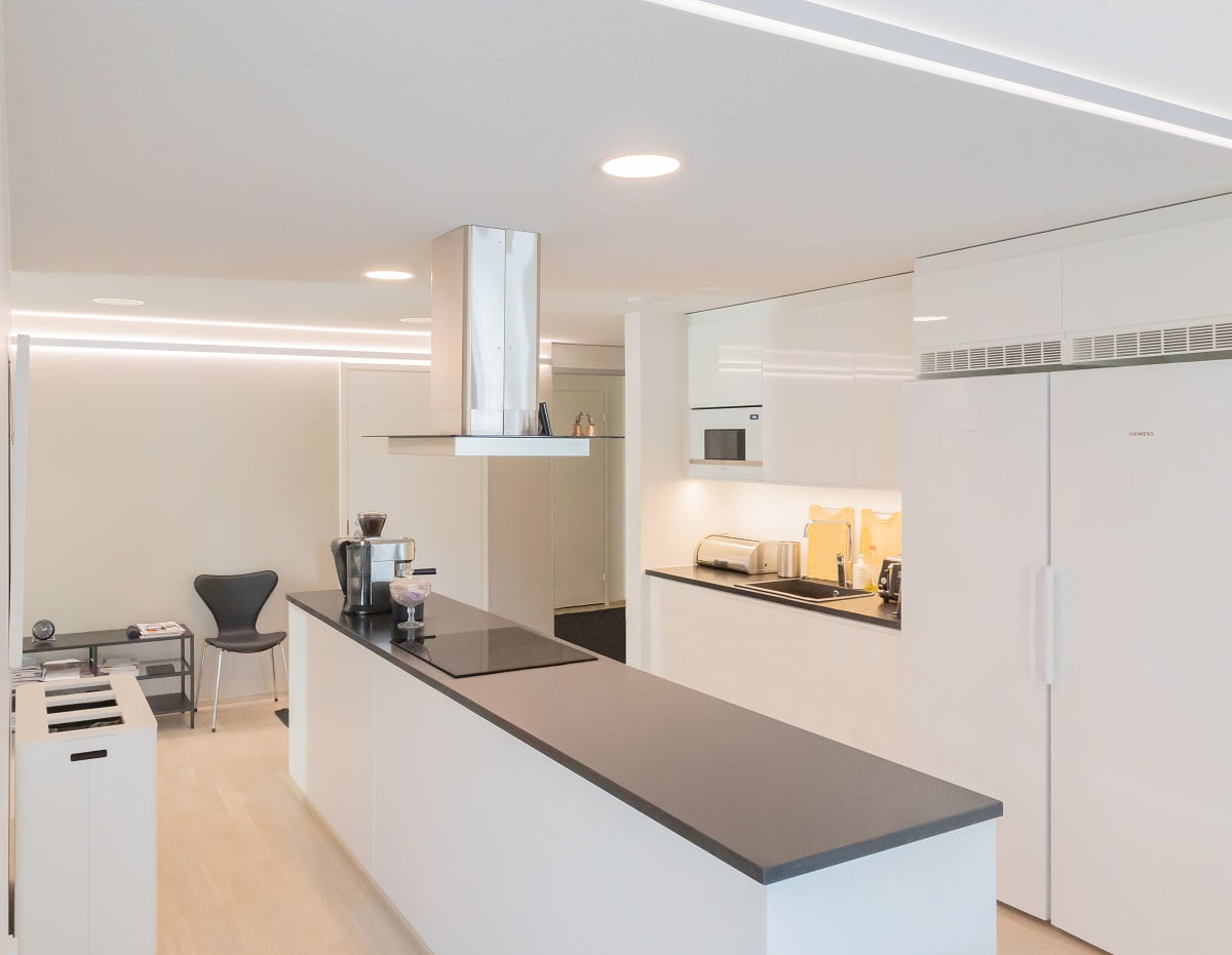 Ledin elinkaari on pitkä. Avokeittiön yleisvalaistuksena pyöreät Plafond200 uppovalaisimet. ©LedStore