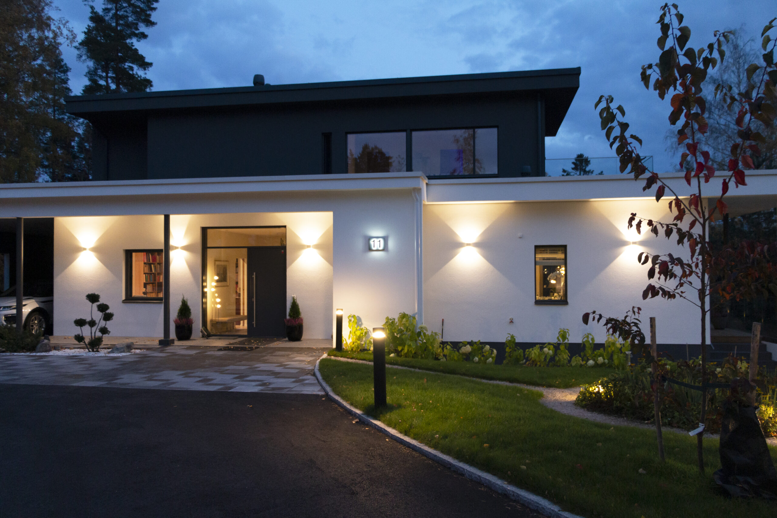 led-ulkovalaistus sisäänkäynnillä ja ulkoseinissä