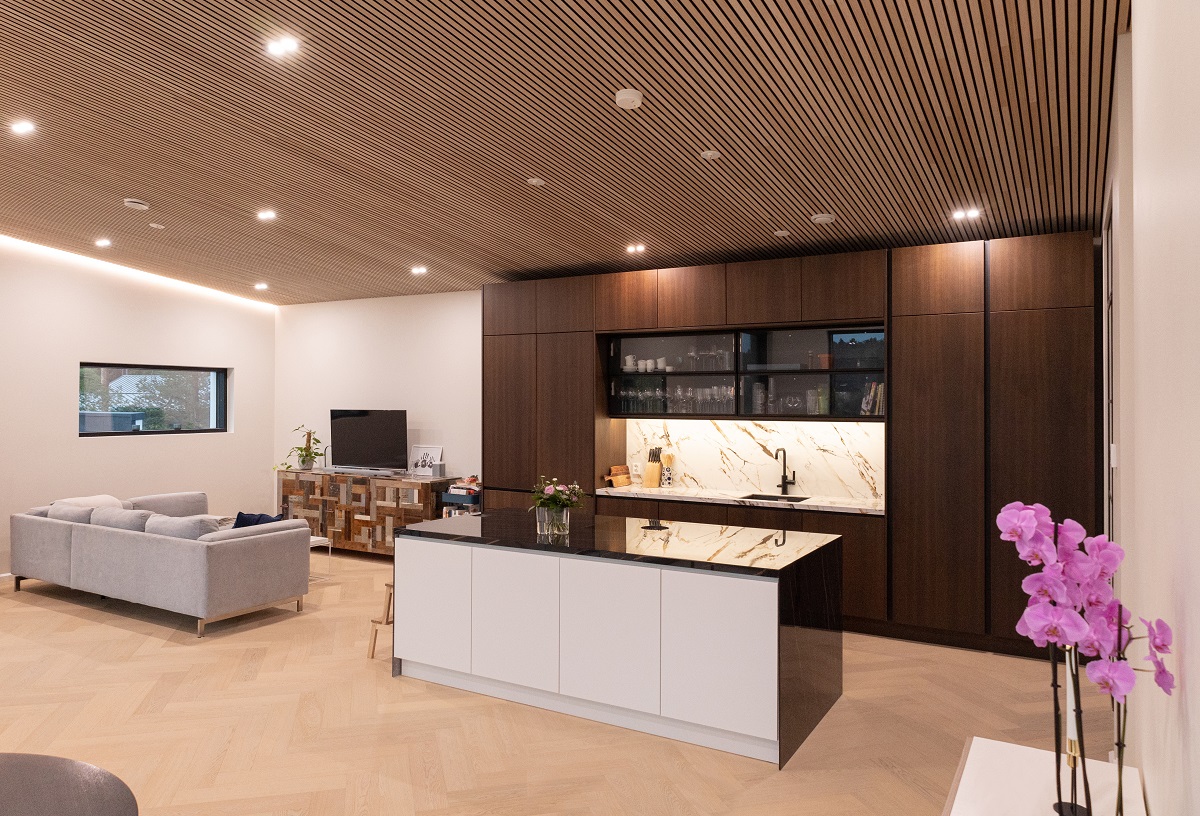 led-spotit on sijoiteltu tasaisesti olohuoneeseen rimakattoon, jossa ne tuovat tilaan hyvän yleisvalaistuksen.