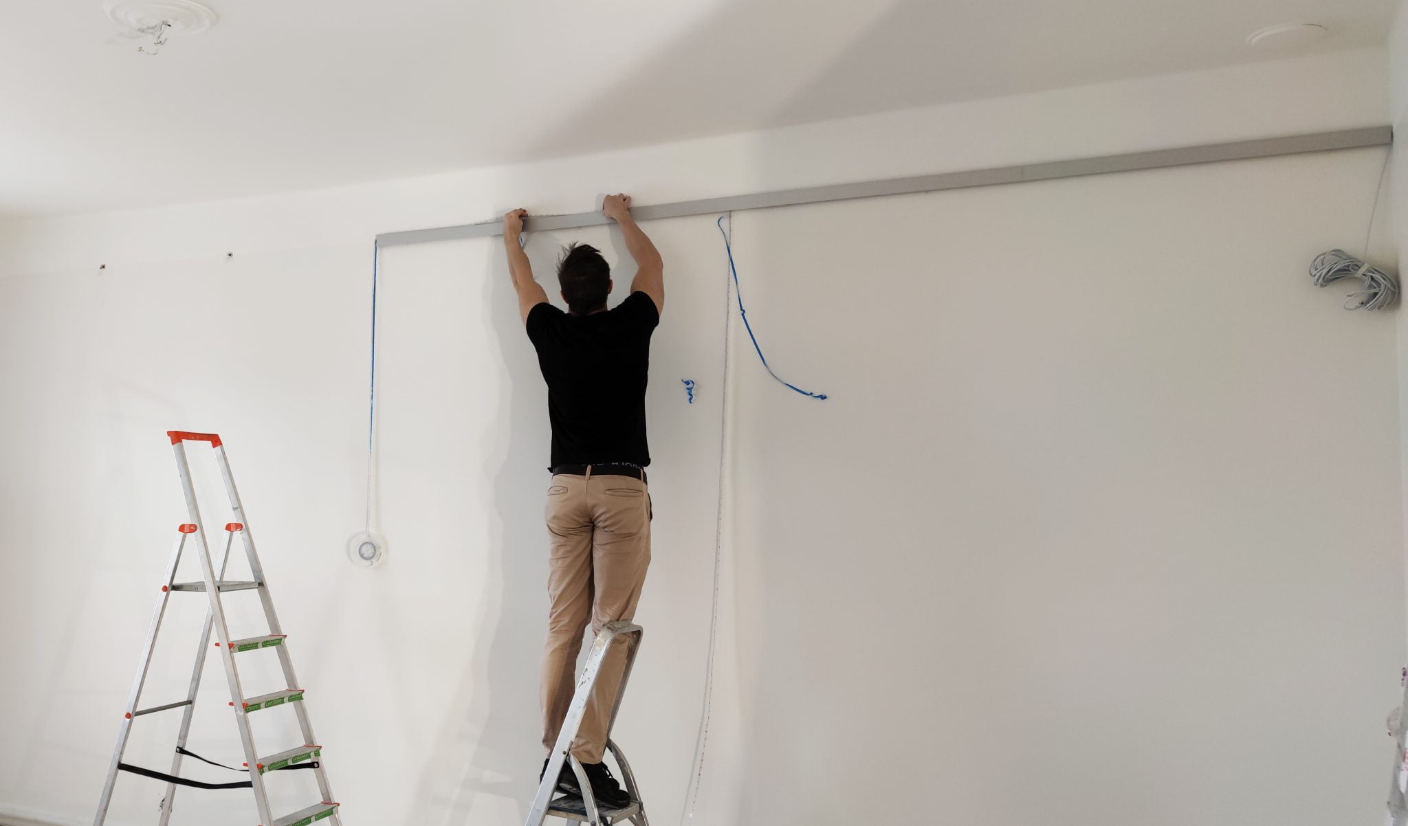 Led valaisimen asennus seinälle