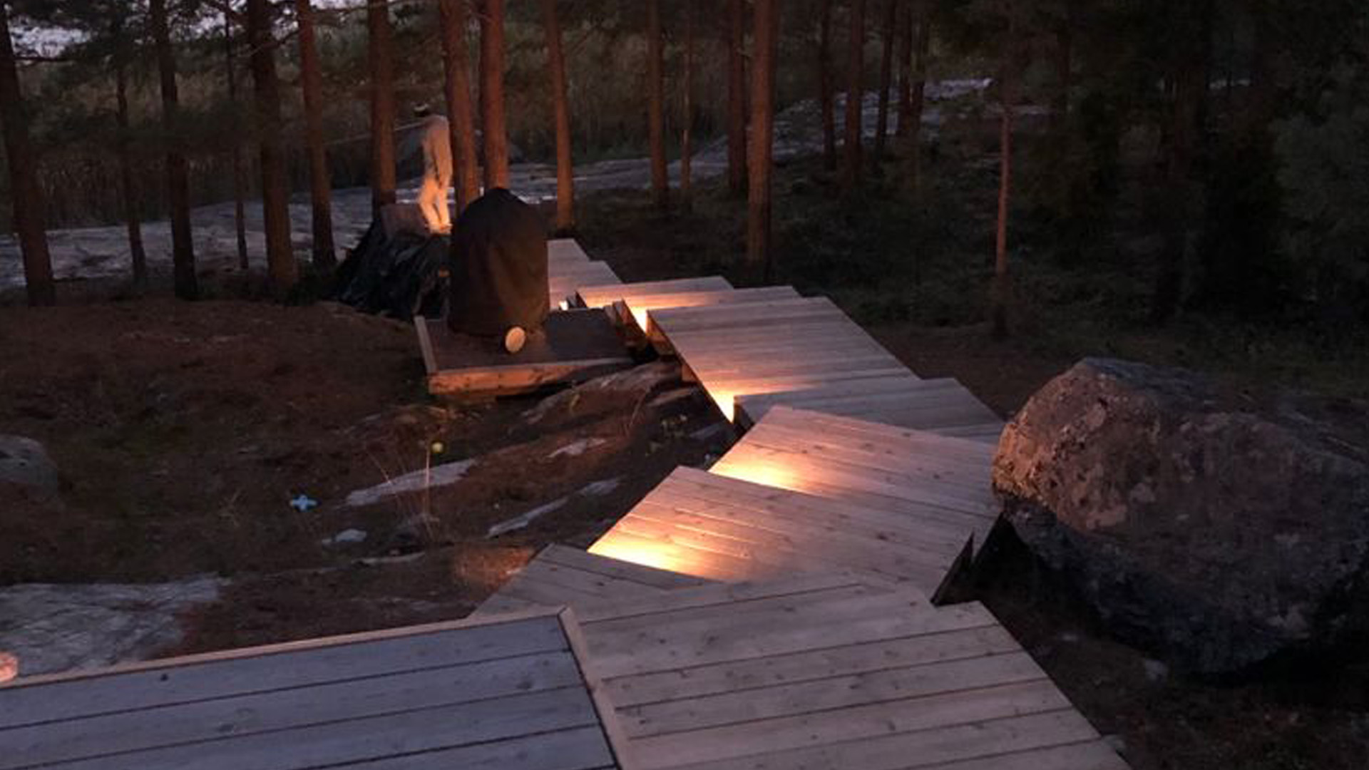 Terassin askelmien valaistus otsalataan kiinnitetyillä spoteilla.