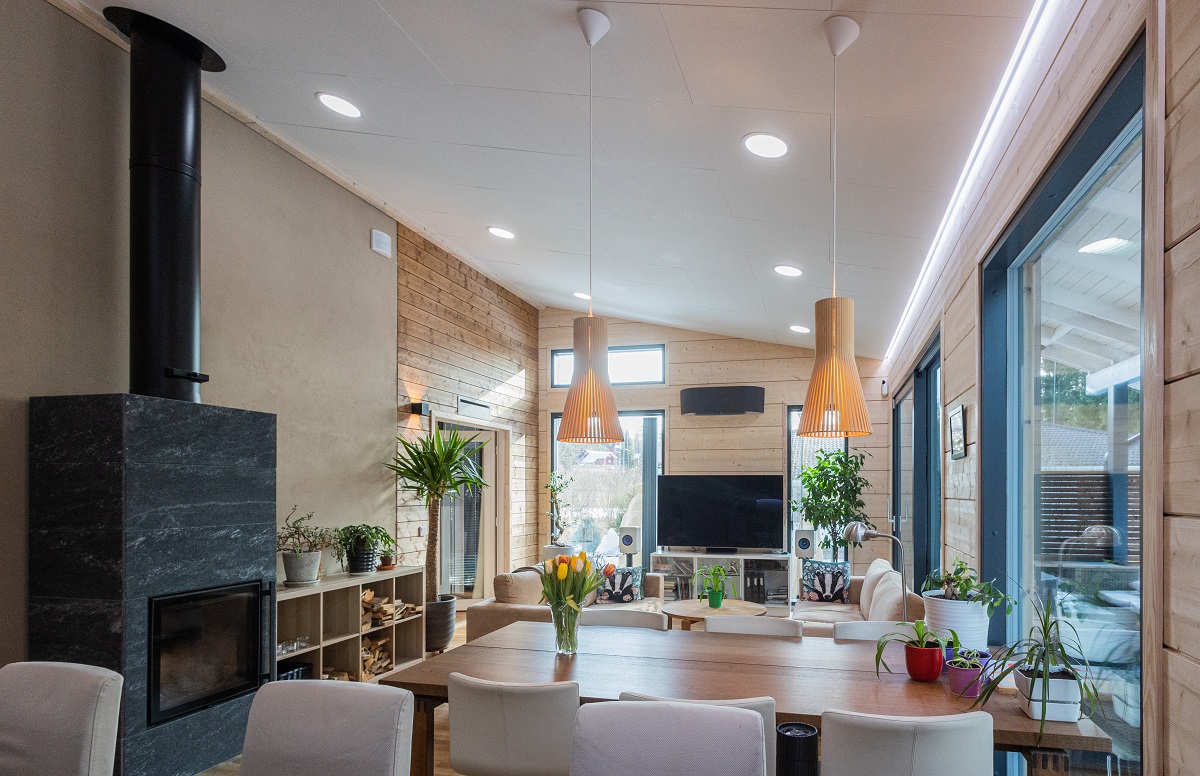 Värilämpötilasäätö ja himmennys voidaan tehdä painikkeiden lisäksi mobiililaitteella niin halutessa.